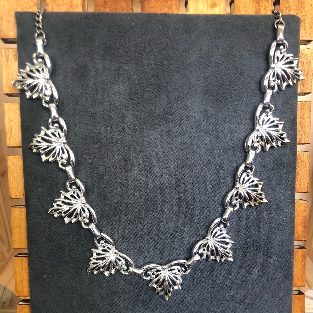 Vintage Stylized Silver Short Necklace